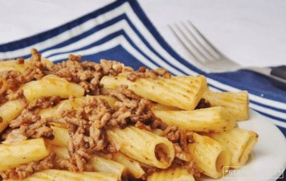 Чым макароны па-флоцку адрозніваюцца ад простых макароны з мясам?