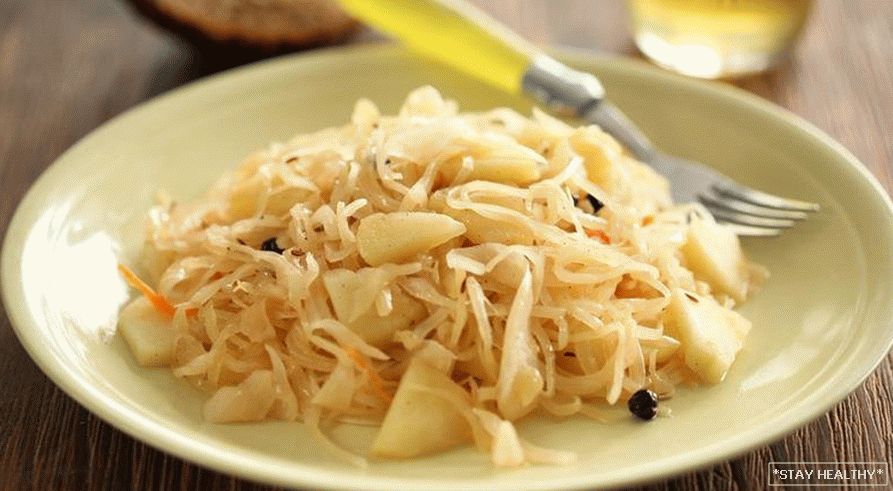 Капуста квашенная с чблоком. Капуста квашеная четвертинками. Салат из квашеной капусты. Капуста с яблоками быстрого приготовления. Квашеная капуста с яблоками на зиму.