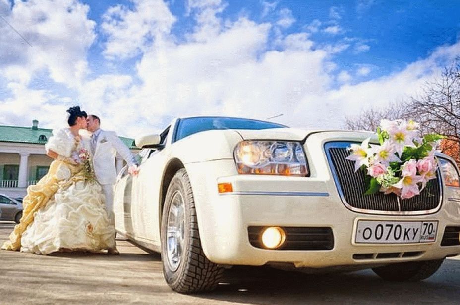В лимузине новеньком еду как на лошади. Лимузин на свадьбу. Машина на свадьбу. Машина жениха и невесты. Жених и невеста в лимузине.