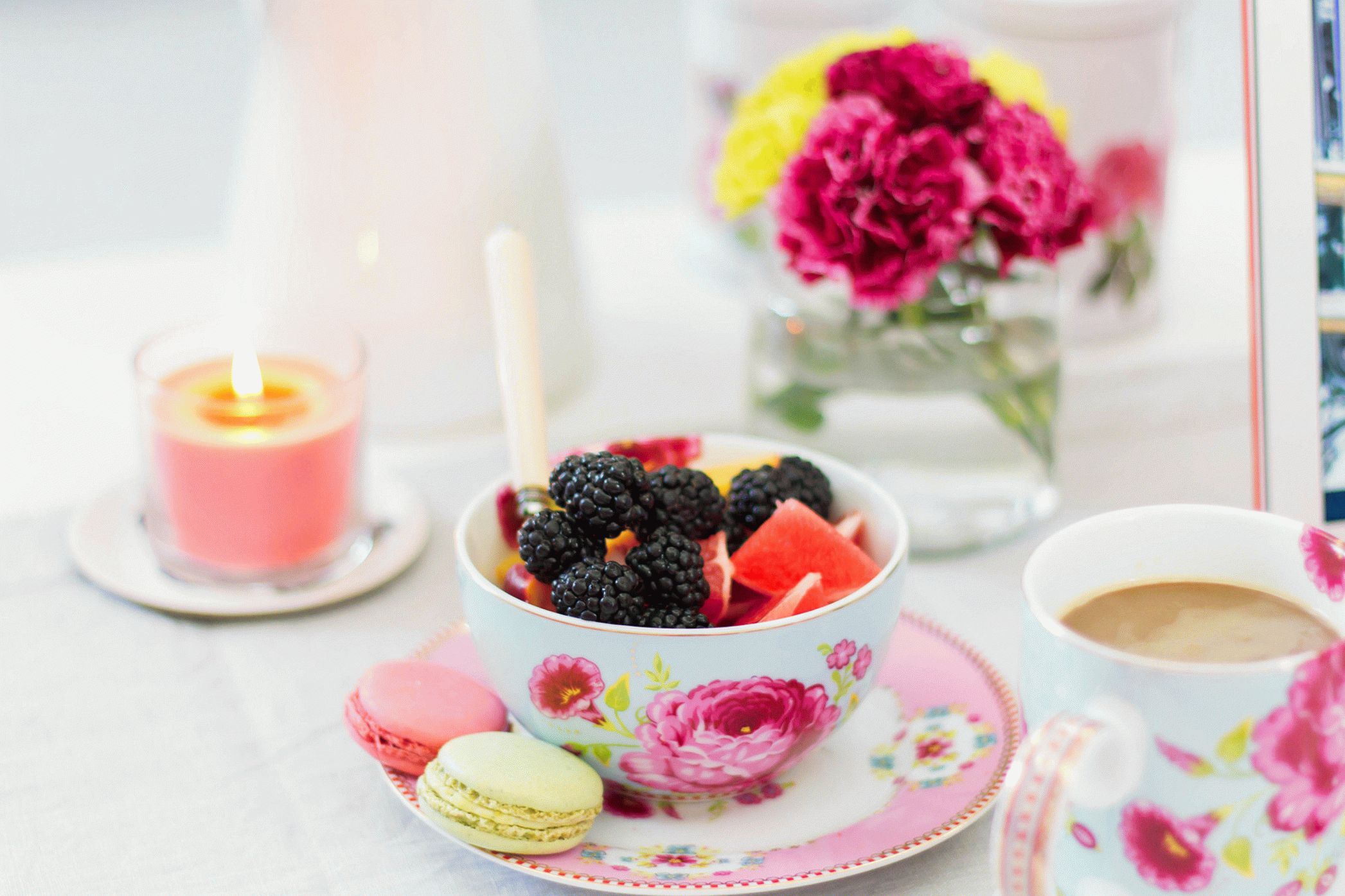 Цветные завтраки. Чай и пирожное. Нежные сладости. Красивые пирожные и кофе. Доброе утро чай.