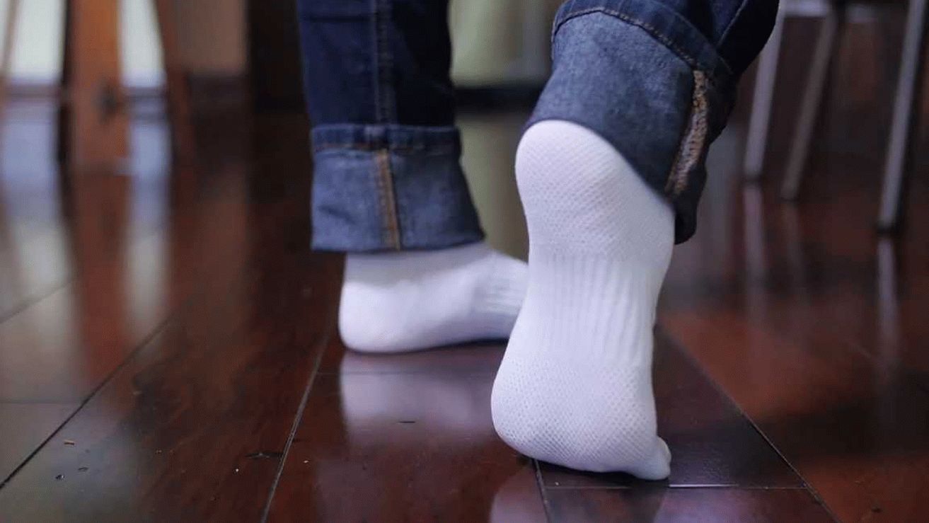 Чем отстирать белые носки от черноты. Стопы в носках. Белые носки. Ступни в белых носках. Ножки в носочках.